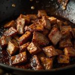 火腿炒饭做成了锅巴饭：我表弟说这能当地板砖